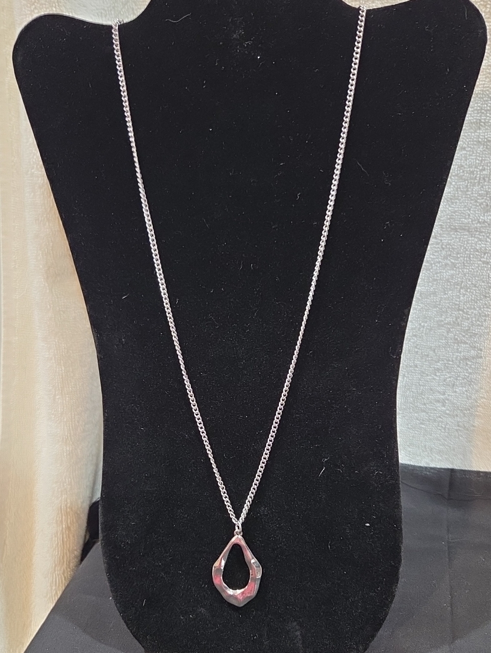SILVER-TONE NECKLACE WITH TEARDROP PENDANT